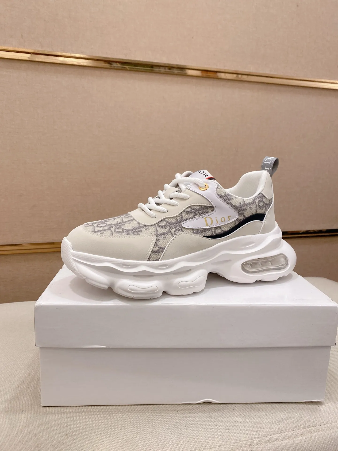Men's shoes💰 462💰🇮🇹🇮🇹Dior d The new model is on sale at the same time at the counter. The upper 🇮🇹 is imported Italian first-layer cowhide, and the lining is fully imported sheepskin 💪💪. It is a complete 1⃣️ to 1⃣️ replica 🇮🇹💪💪, ⚠ Sole: The original sole is specially provided by the original factory. The exclusive movable molded sole is super comfortable. ⚠Original factory single goods, 🔍🔍high quality, you can enter and leave the counter at will, welcome to compare⚠. Code number:38-44